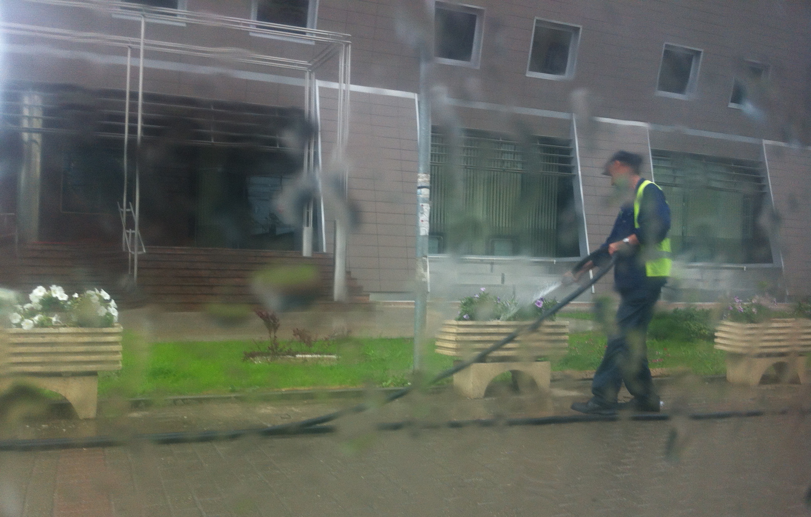 Ujisim edhe neper shi.